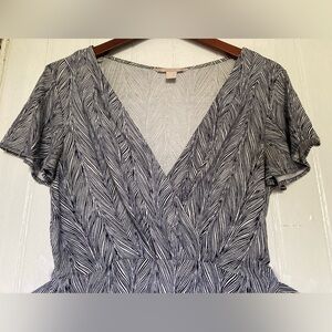 Banana Republic Wrap Dress, Tie-back, Flutter Sleeves, black/white print, sz S.
